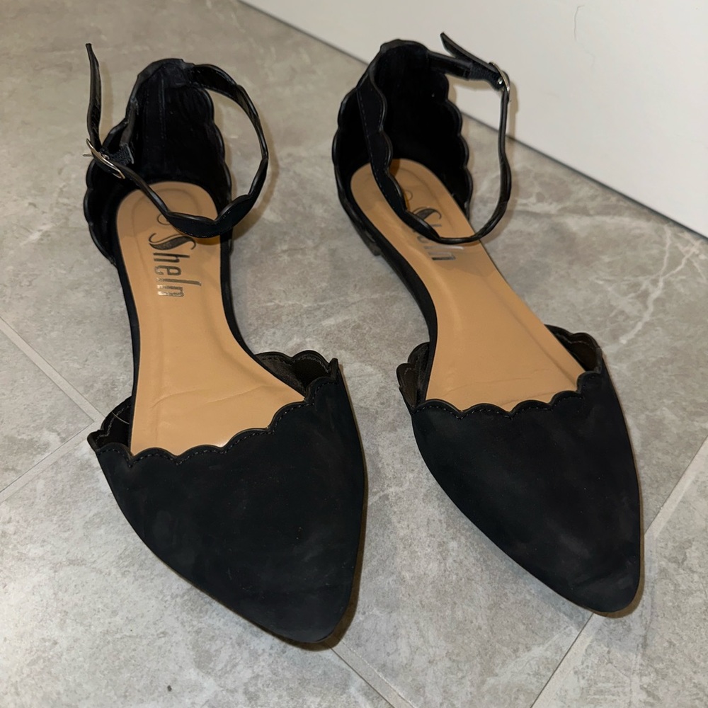 Ankle strap ballet flat with pointed toe great condition tread on sole, size 7